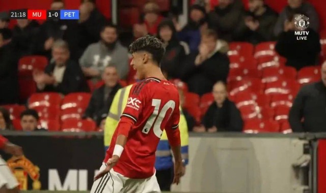 曼联小梅西老特拉福德首次破门！踢得像内马尔，弗爵与之一起看球