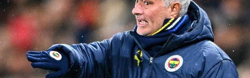 62岁穆帅现身巨龙球场，眼含热泪一直挥手，球迷：派头还是那么足