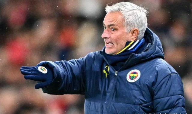 62岁穆帅现身巨龙球场，眼含热泪一直挥手，球迷：派头还是那么足