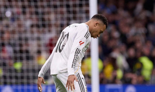 伤缺三周！姆巴佩隐瞒伤情续战三场只为追平C罗纪录，球迷怒斥私心过重