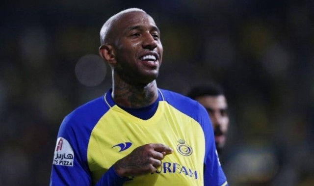 穆里尼奥再掀舆论狂潮，25分钟11打10换来0：0，裁判两度改变比赛