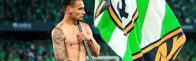 球迷高呼留人！安东尼或无奈离队，曼联愿4折甩卖，贝蒂斯买不起