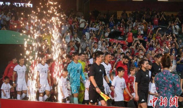 曼联时隔12年再访港 超3.3万球迷冒雨支持