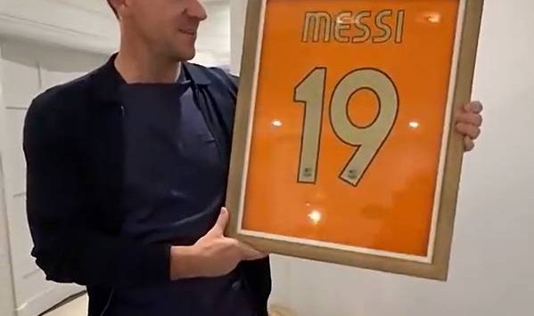 特里拍卖06年跟梅西要的球衣！为了做公益！